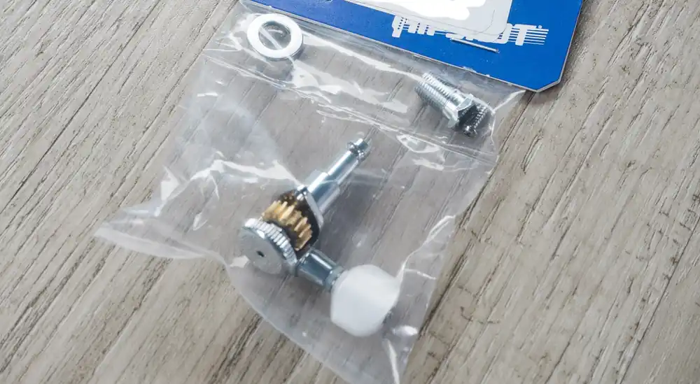 Hipshot Grip-Lock Open Guitar Tuning Machine, Treble Side, 21mm, Chrome w/ White Pearloid Button Shop Now